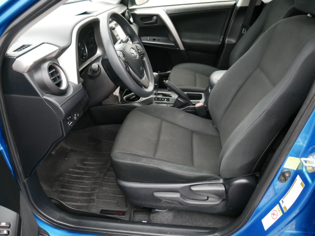 2017 Toyota RAV4 LE - Photo 9