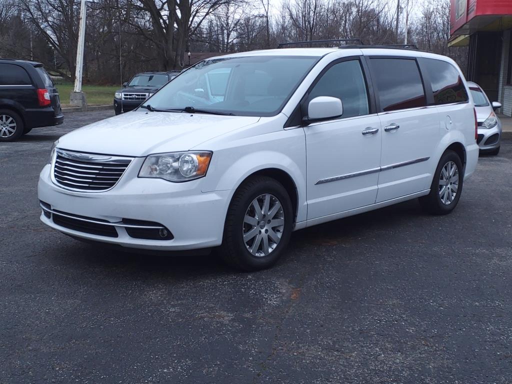 2016 Chrysler Town & Country Touring's photo