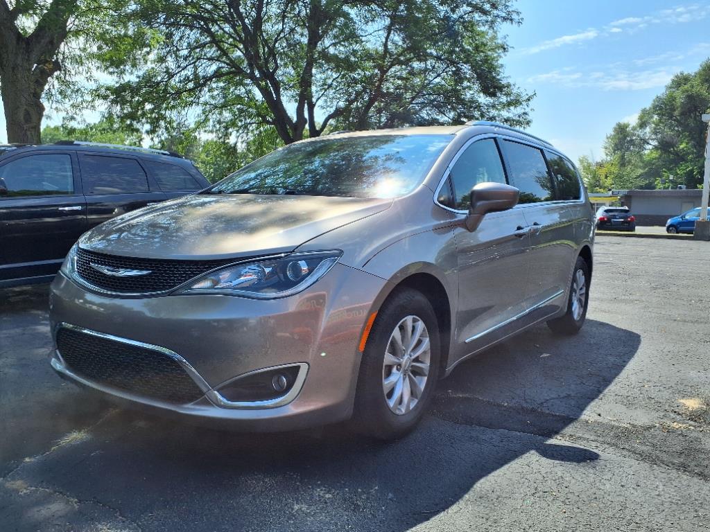 2018 Chrysler Pacifica Touring L's photo