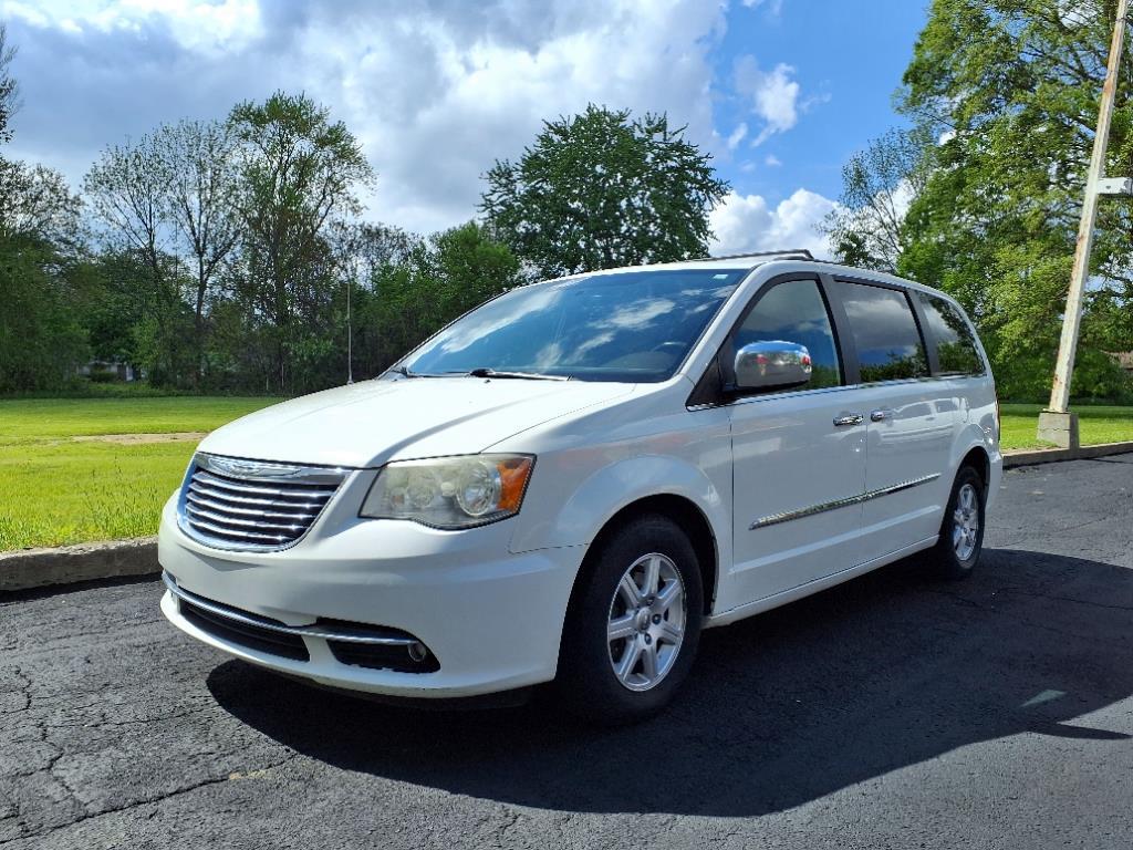 2013 Chrysler Town & Country Touring's photo