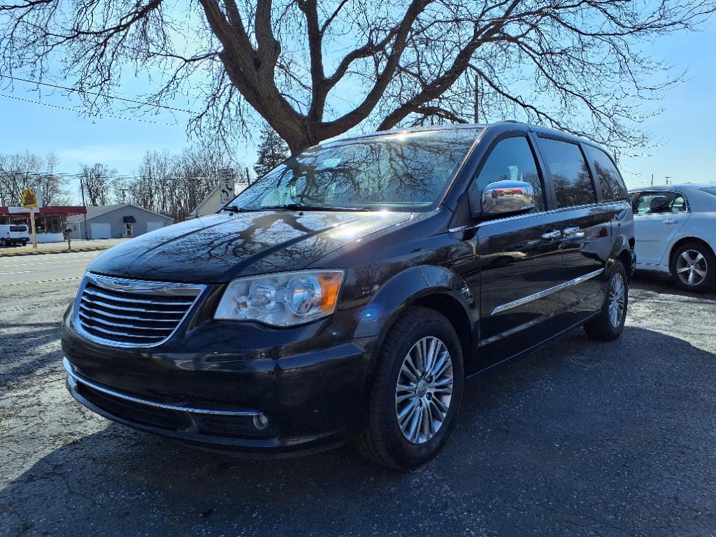2014 Chrysler Town & Country Touring-L's photo