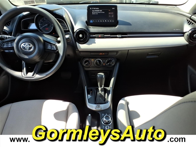 2019 Toyota Yaris LE:521199P