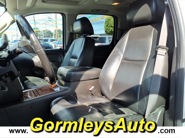 2014 Chevrolet Suburban LTZ photo 15