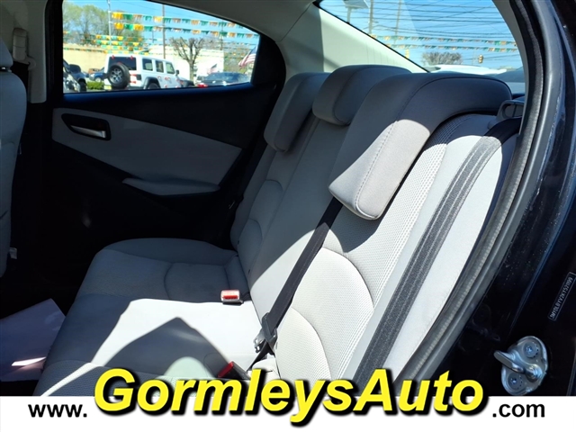 2019 Toyota Yaris LE:521199P