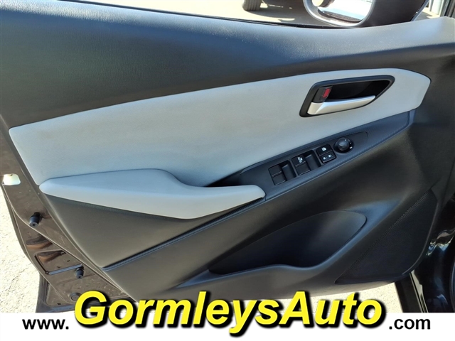 2019 Toyota Yaris LE:521199P