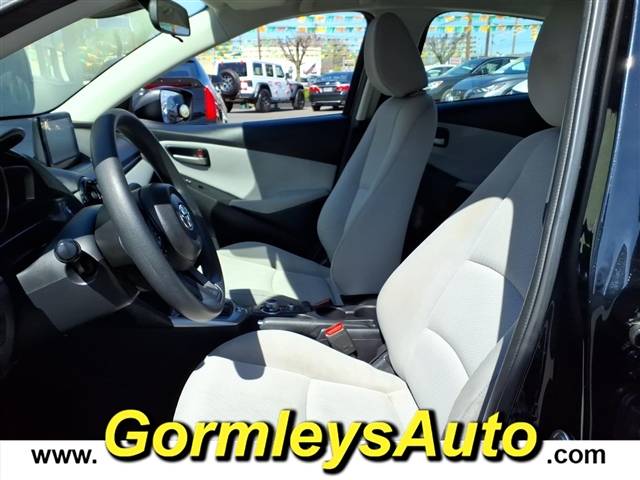 2019 Toyota Yaris LE:521199P