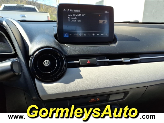 2019 Toyota Yaris LE:521199P