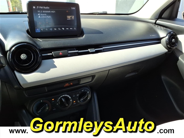 2019 Toyota Yaris LE:521199P