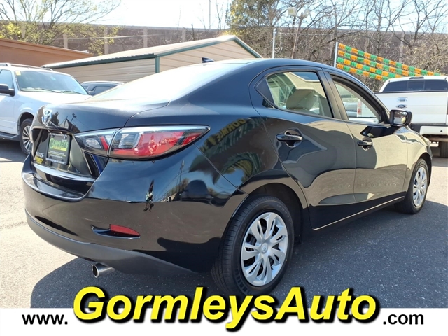 2019 Toyota Yaris LE:521199P