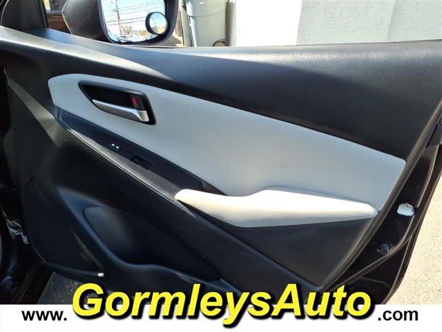 2019 Toyota Yaris LE:521199P