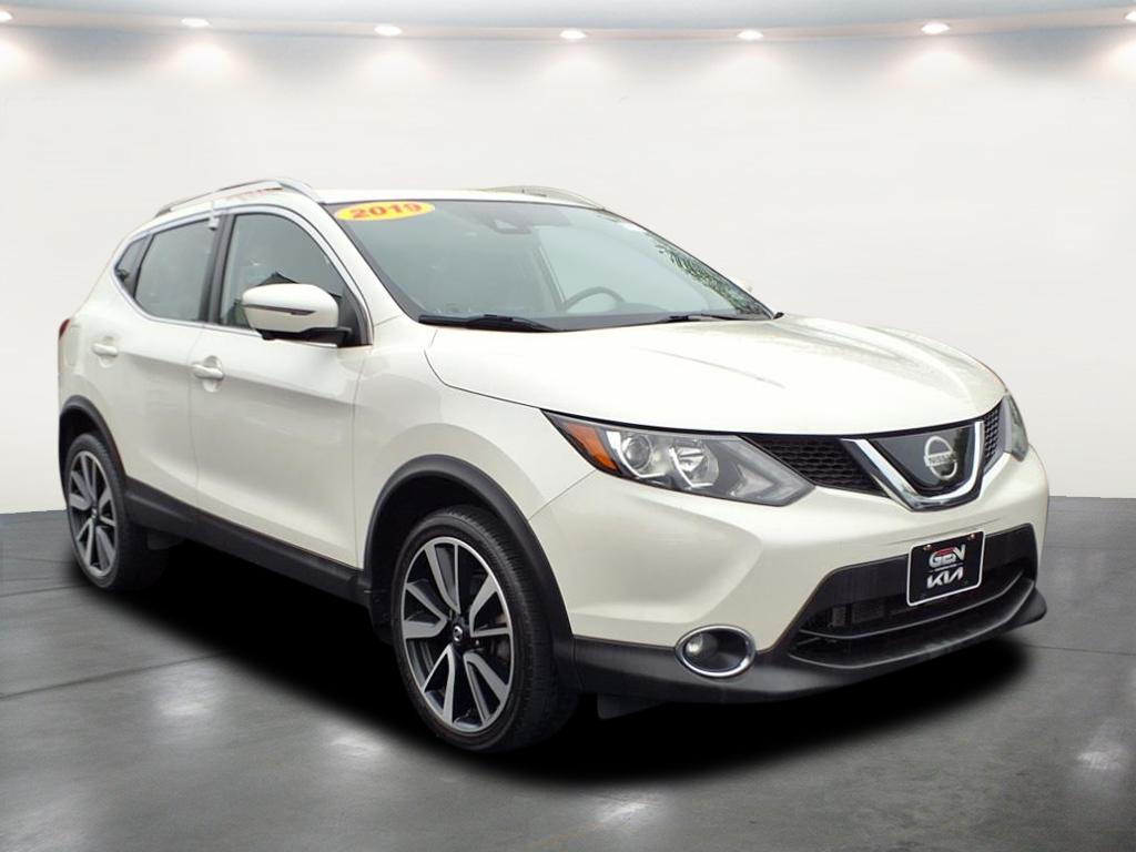 2019 Nissan Rogue SV photo 2
