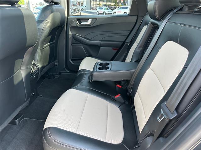 2022 Ford Escape Hybrid Titanium