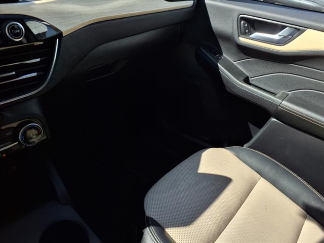 2022 Ford Escape Hybrid Titanium