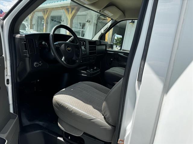 2015 Chevrolet Express 3500 - Photo 16