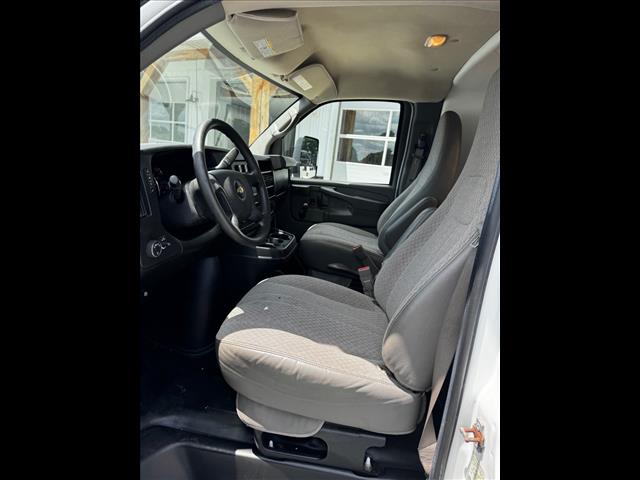 2015 Chevrolet Express 3500 - Photo 17