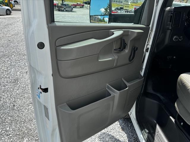 2015 Chevrolet Express 3500 - Photo 18