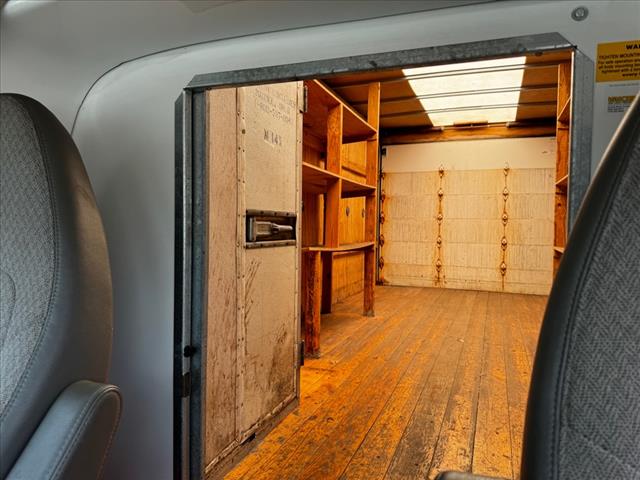 2015 Chevrolet Express 3500 - Photo 23