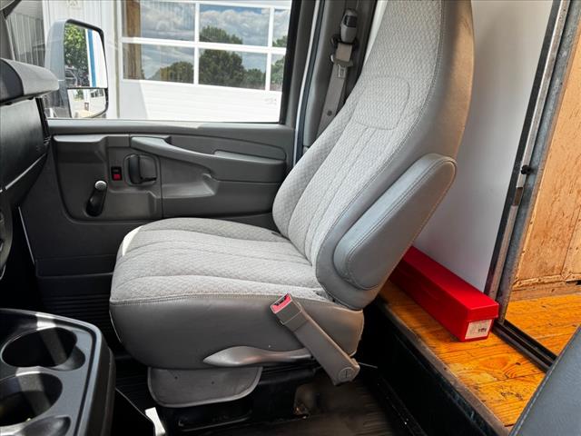 2015 Chevrolet Express 3500 - Photo 25