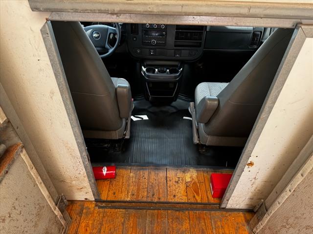 2015 Chevrolet Express 3500 - Photo 34