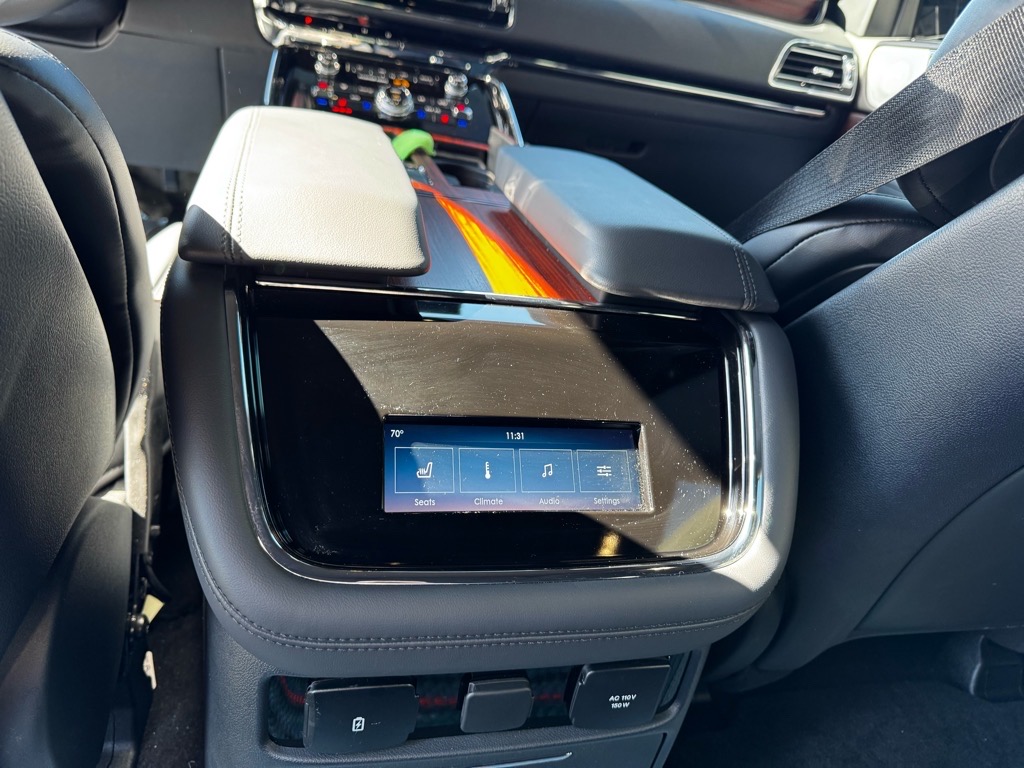 Additional photo of vehicle.