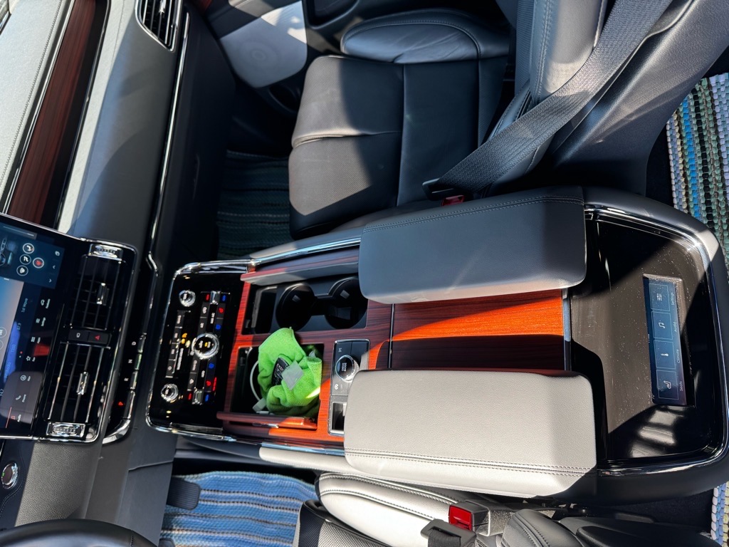 Additional photo of vehicle.