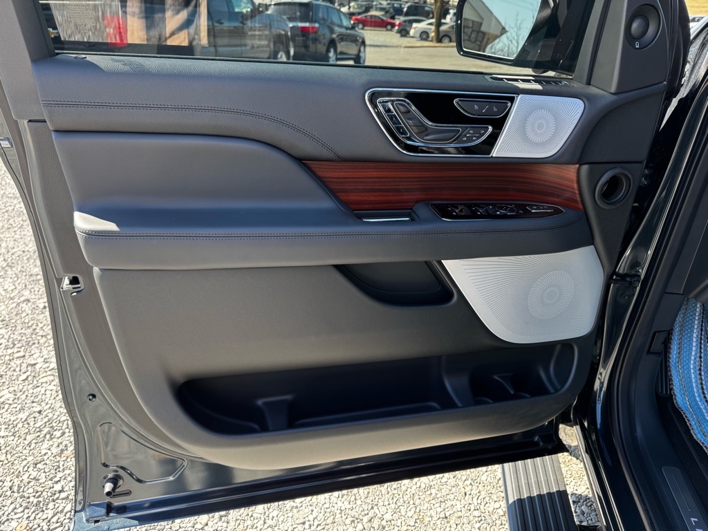 Additional photo of vehicle.