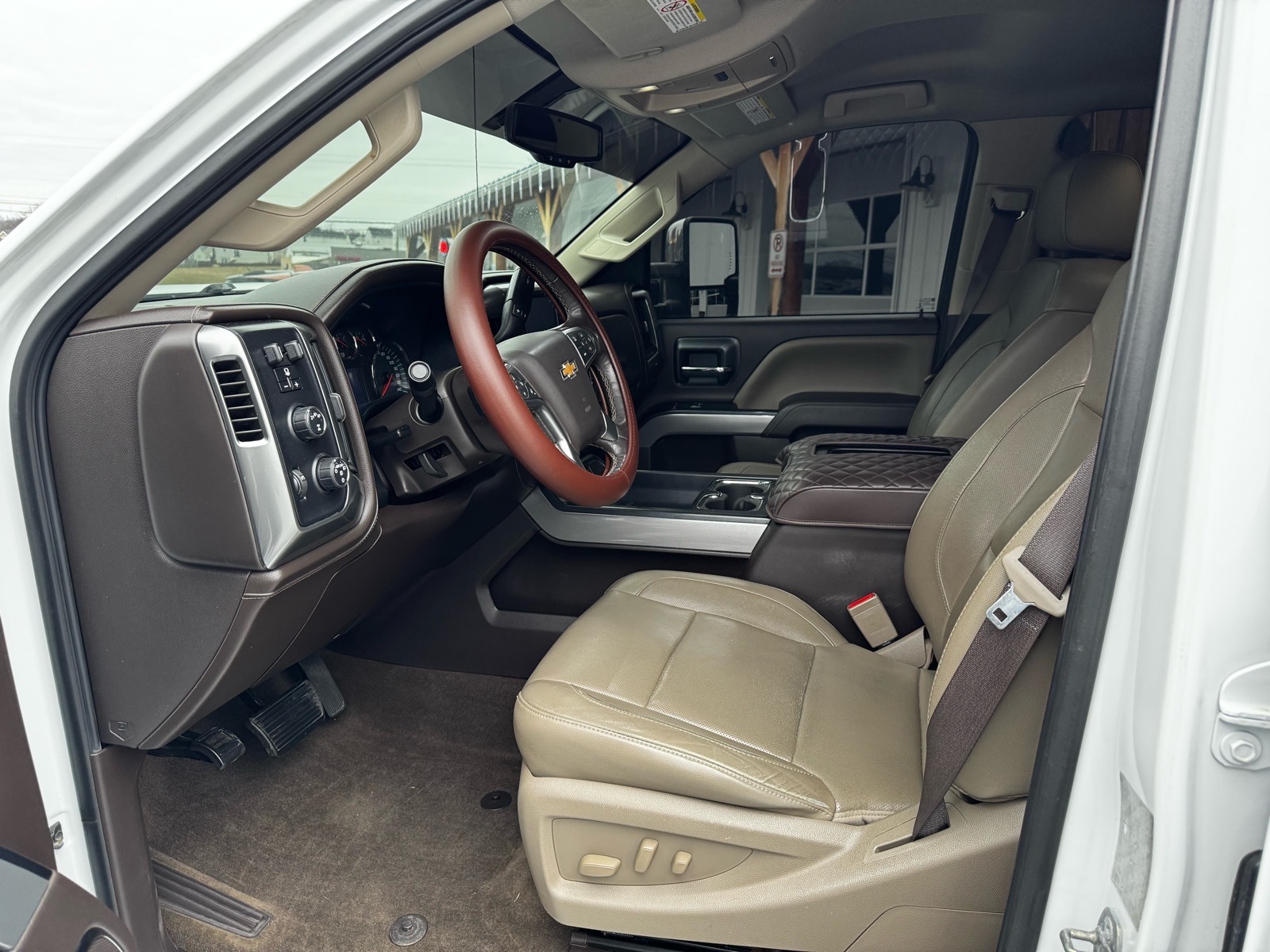 Additional photo of vehicle.