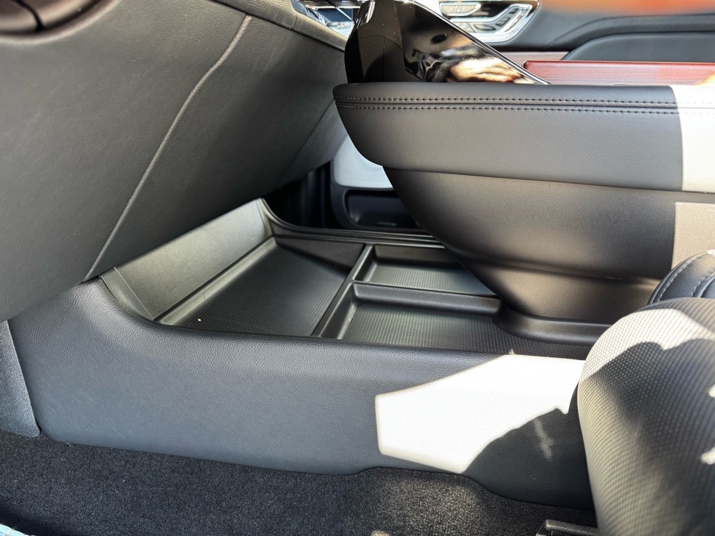 Additional photo of vehicle.