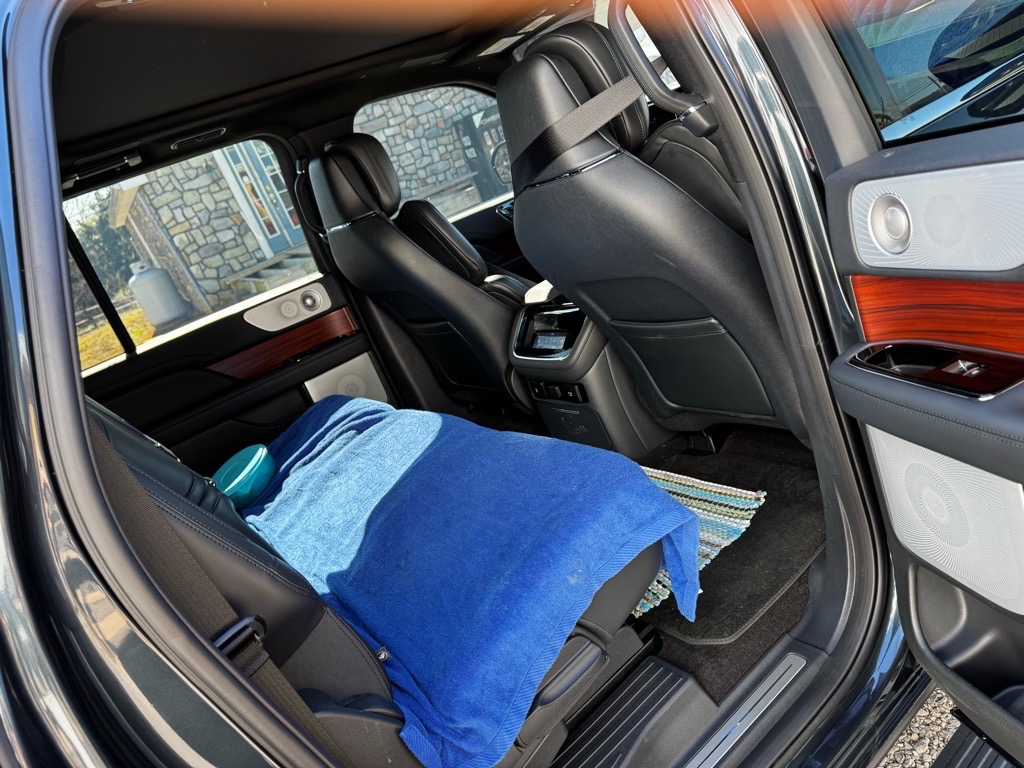 Additional photo of vehicle.