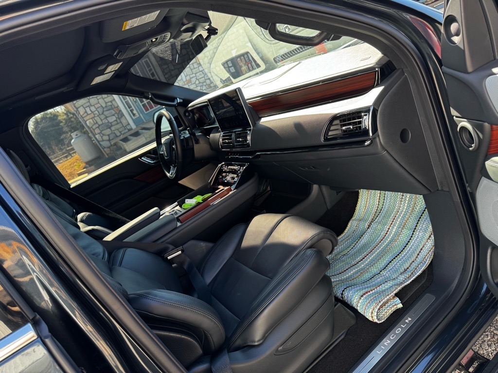 Additional photo of vehicle.