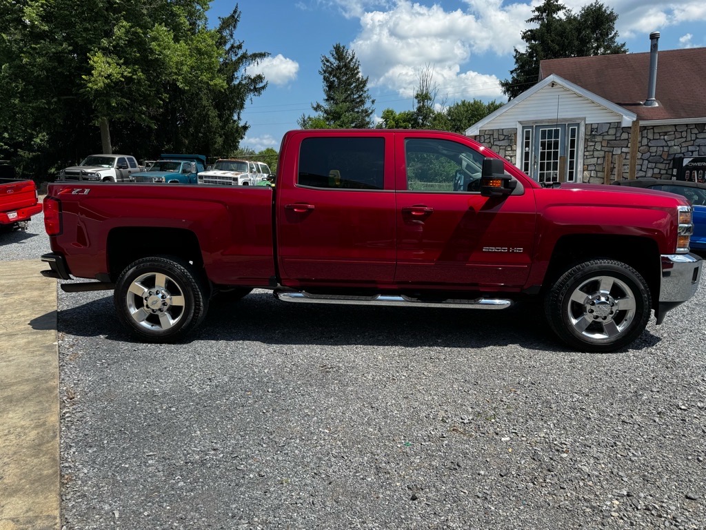 Additional photo of vehicle.