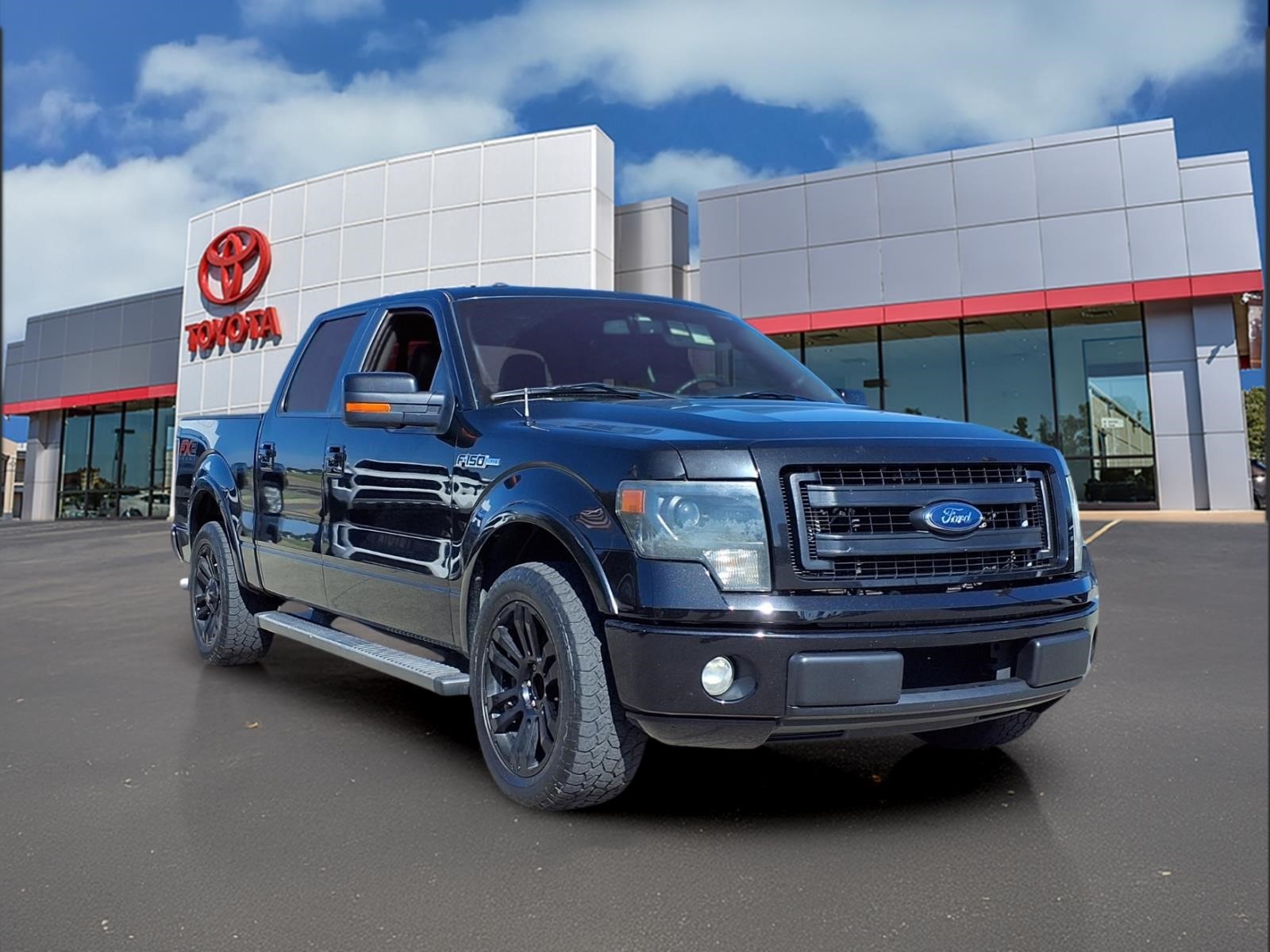 2013 Ford F-150 Negro (Tuxedo Black Metallic Uh) Camioneta 4X2 6 velocidades Automática