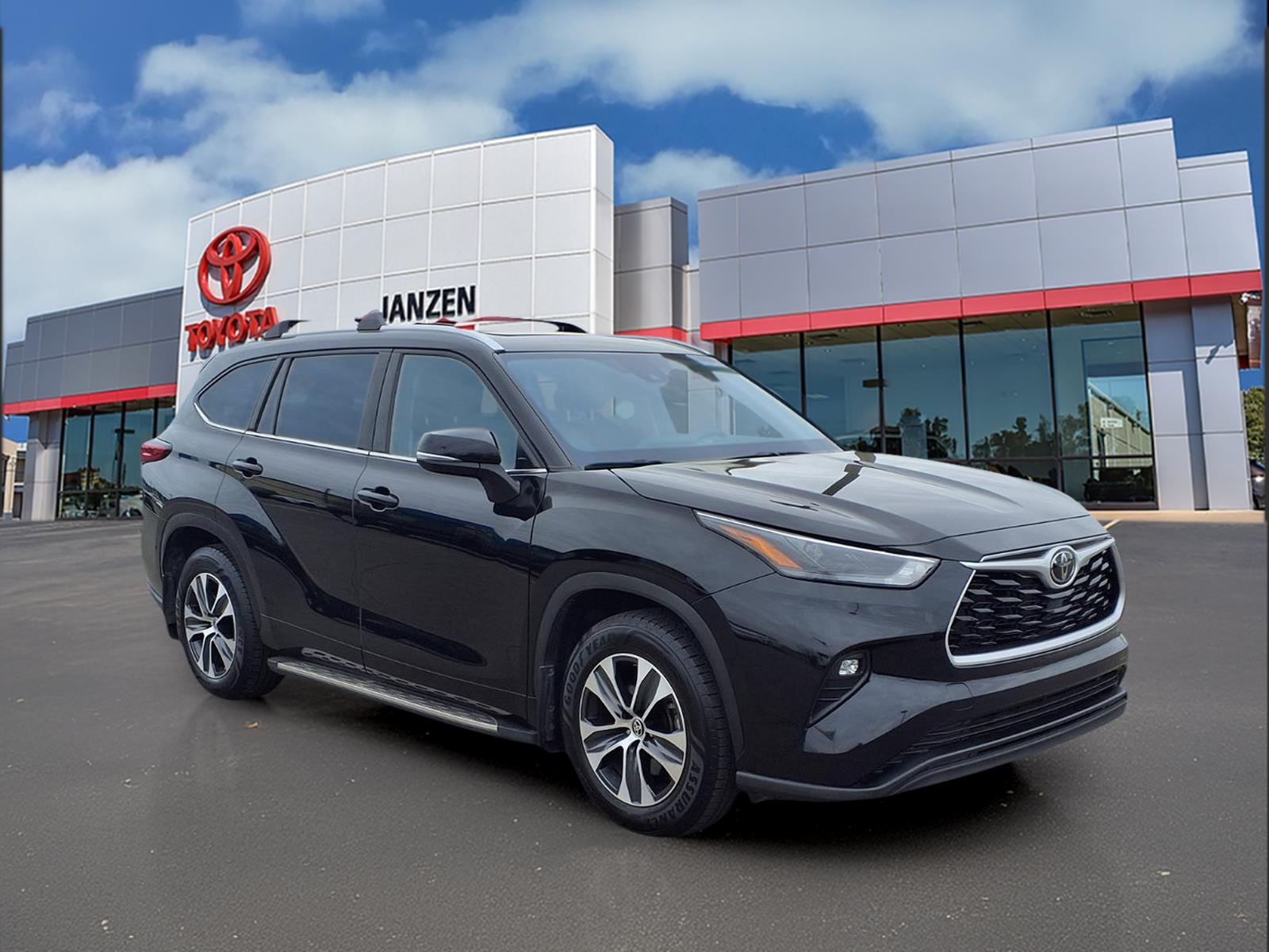 Midnight Black Metallic 2022 Toyota Highlander XLE FWD SUV / Crossover Front-Wheel Drive 8-Speed Automatic