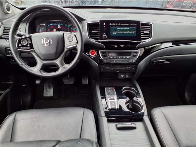 2022 Honda Pilot Touring w/Rear Captain's Chairs