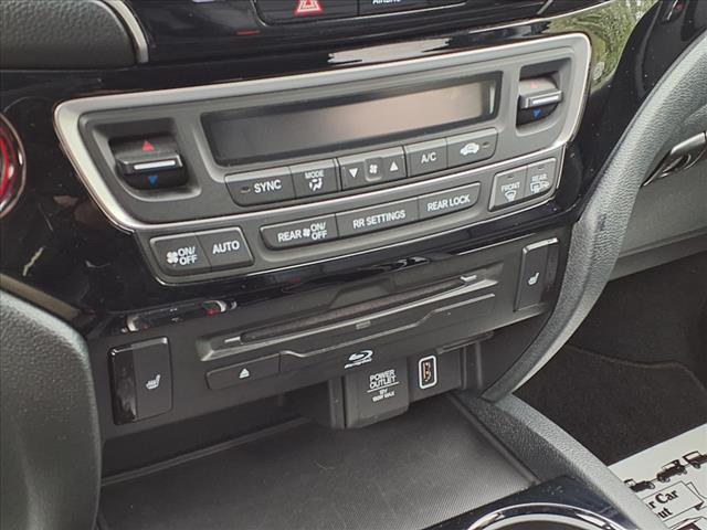 2022 Honda Pilot Touring w/Rear Captain's Chairs