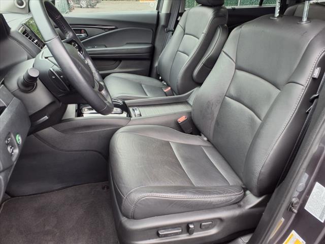 2022 Honda Pilot Touring w/Rear Captain's Chairs