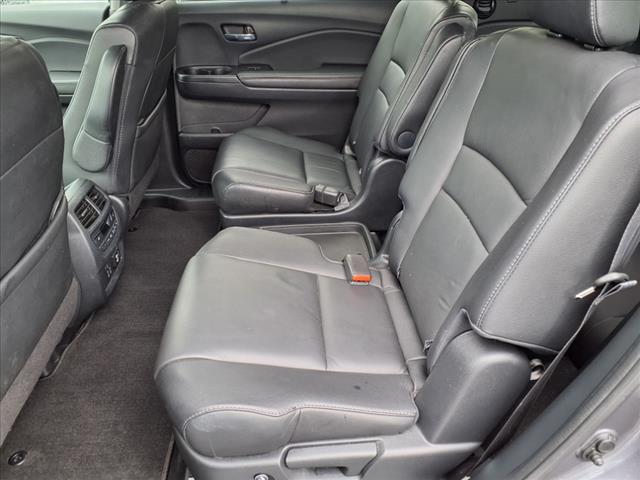 2022 Honda Pilot Touring w/Rear Captain's Chairs