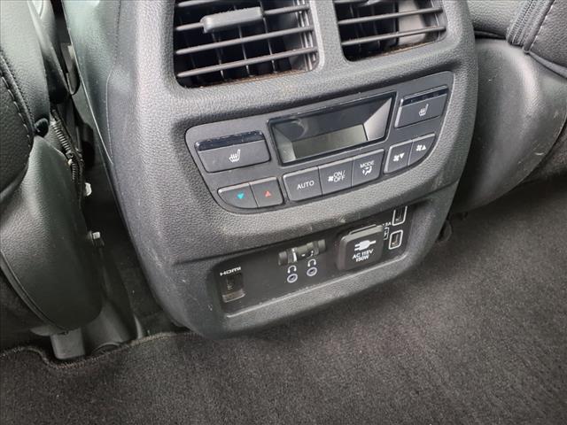 2022 Honda Pilot Touring w/Rear Captain's Chairs