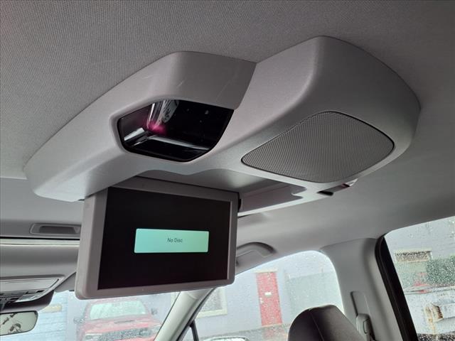 2022 Honda Pilot Touring w/Rear Captain's Chairs