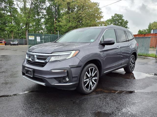 2022 Honda Pilot Touring w/Rear Captain's Chairs