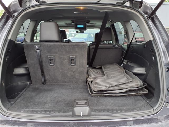 2022 Honda Pilot Touring w/Rear Captain's Chairs
