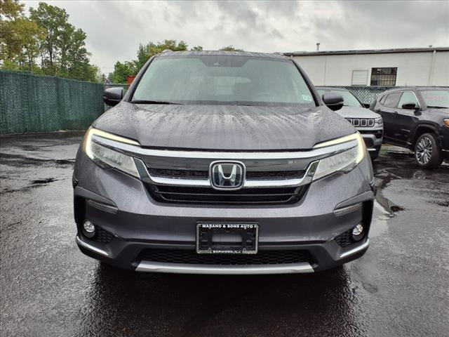 2022 Honda Pilot Touring w/Rear Captain's Chairs