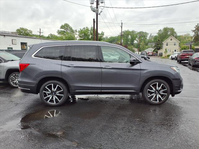 2022 Honda Pilot Touring w/Rear Captain's Chairs