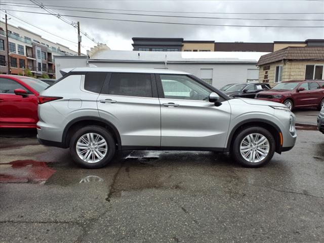 2024 Mitsubishi Outlander ES