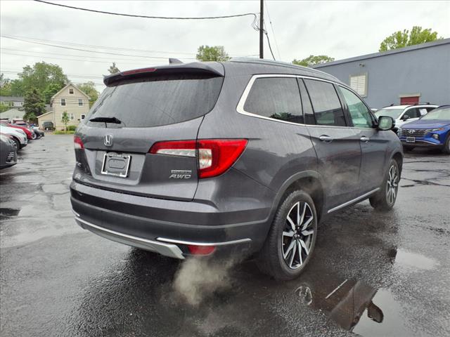 2022 Honda Pilot Touring w/Rear Captain's Chairs