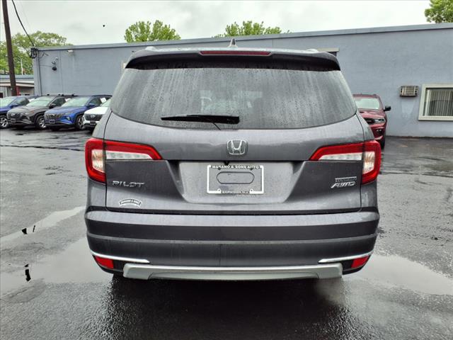 2022 Honda Pilot Touring w/Rear Captain's Chairs