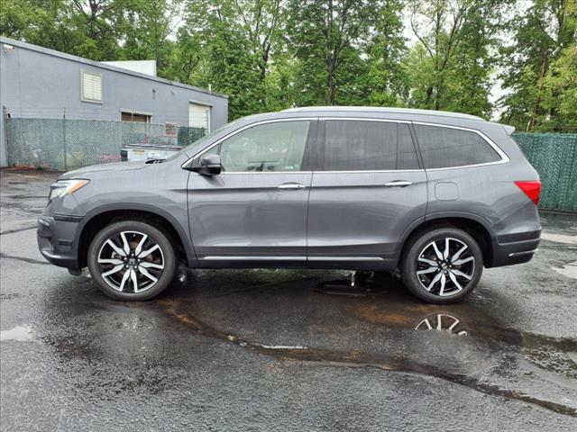 2022 Honda Pilot Touring w/Rear Captain's Chairs