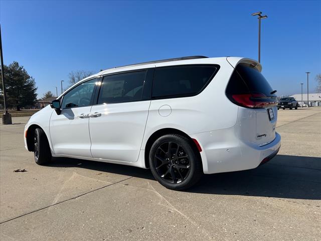 new 2024 Chrysler Pacifica car, priced at $45,874