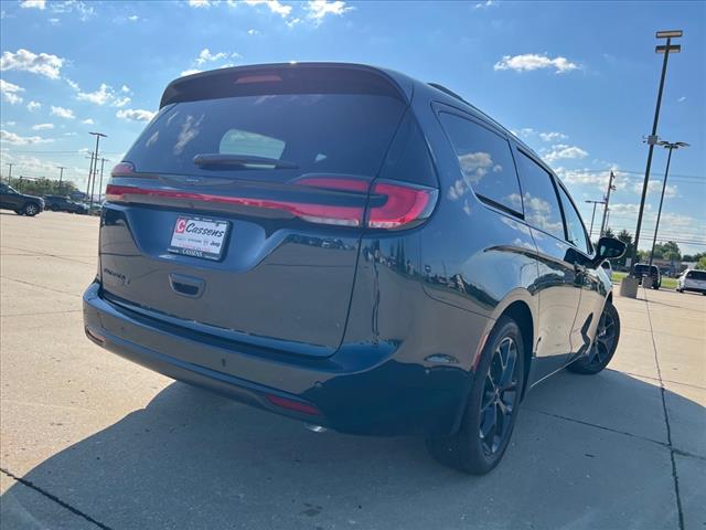 new 2024 Chrysler Pacifica car, priced at $40,404