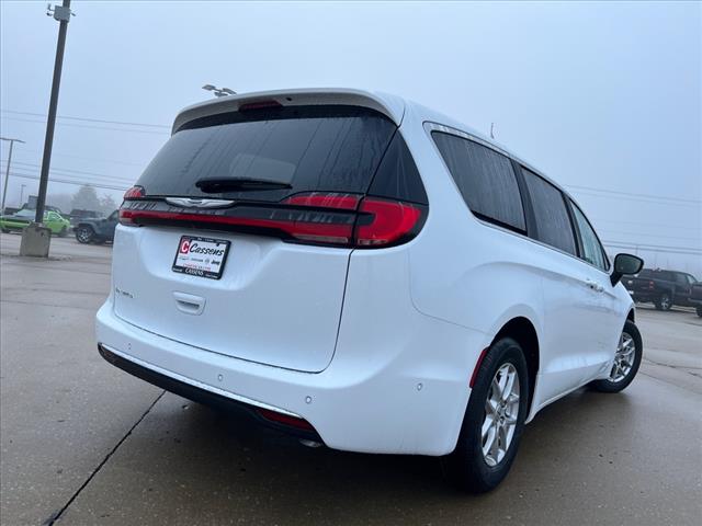 new 2024 Chrysler Pacifica car, priced at $42,576